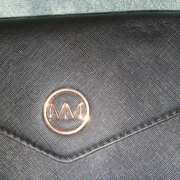 Chic Black Crossbody Bag with Gold Chain - Picture 3 of 4